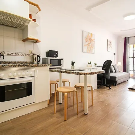 Beautiful With Air Conditioning Just Steps From The Sea In Apartment